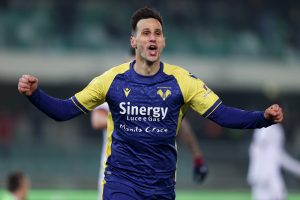 Kalinic esulta dopo il gol segnato al Bologna