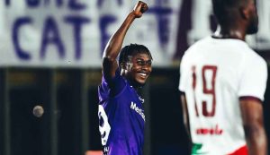 Kouamé esulta con la maglia della Fiorentina