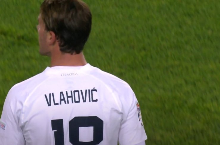 Vlahovic con la maglia della Serbia (Sky Sport - youtube foto)