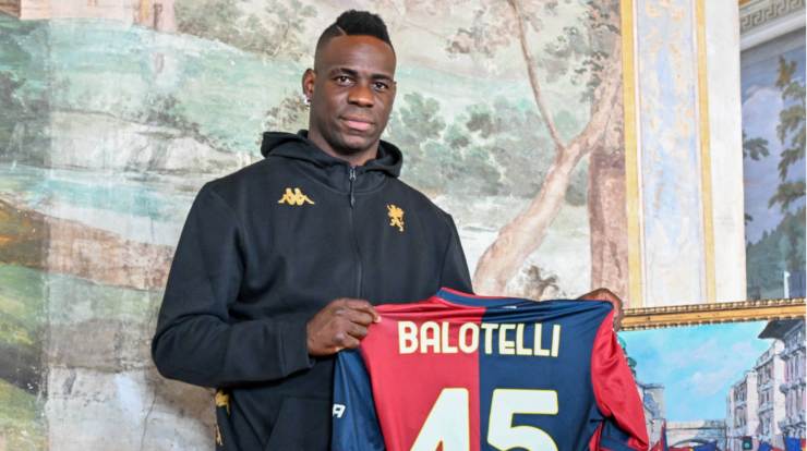 Balotelli con la maglia del Genoa (IMAGO)