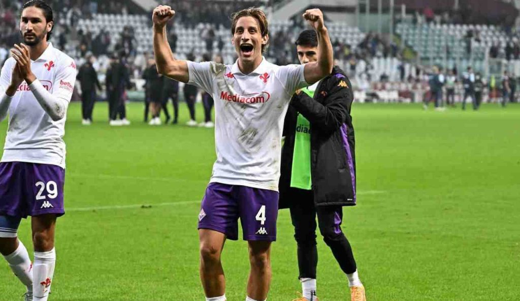 Bove esulta dopo una vittoria della Fiorentina