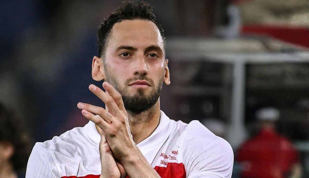 Calhanoglu con la maglia della Turchia