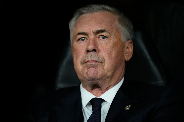 Carlo Ancelotti seduto in panchina (Getty Images)