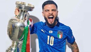 Insigne con il trofeo dell'Europeo