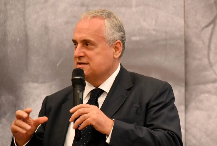 Lotito durante una conferenza (SS Lazio)