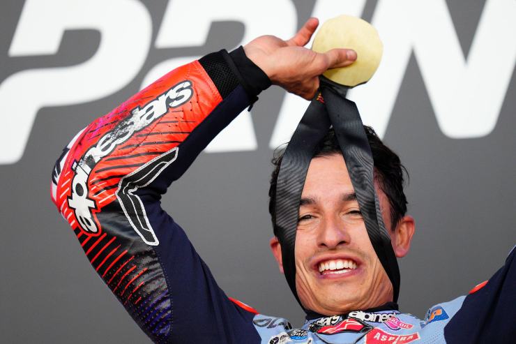 Marquez durante i festeggiamenti (Getty)