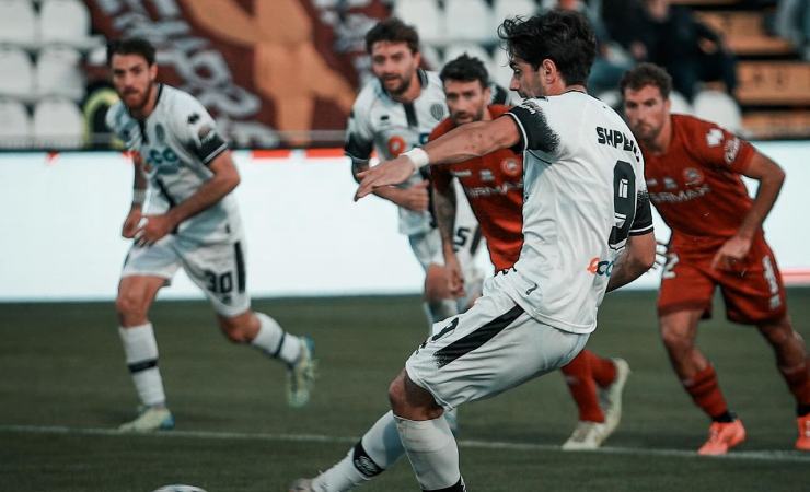 Shpendi mentre batte il calcio di rigore