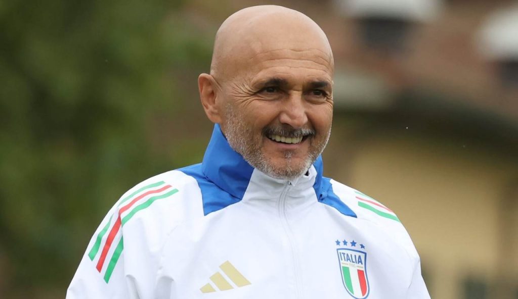 Spalletti sorride mentre allena la Nazionale