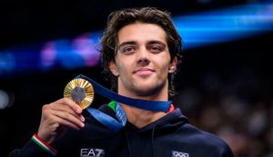 Thomas Ceccon con la medaglia olimpica (Getty Images)