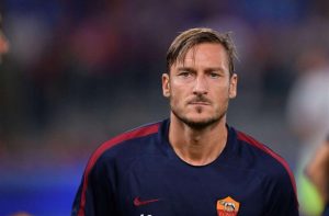 Totti con la maglia della Roma (Avvenire.it)