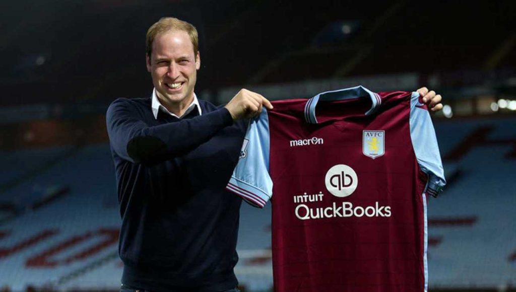 Principe William con maglia dell'Aston Villa