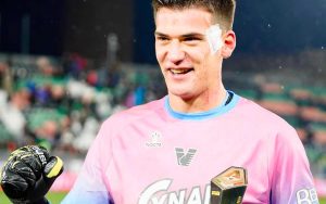 Stankovic con il premio Player of the match in Venezia-Cagliari