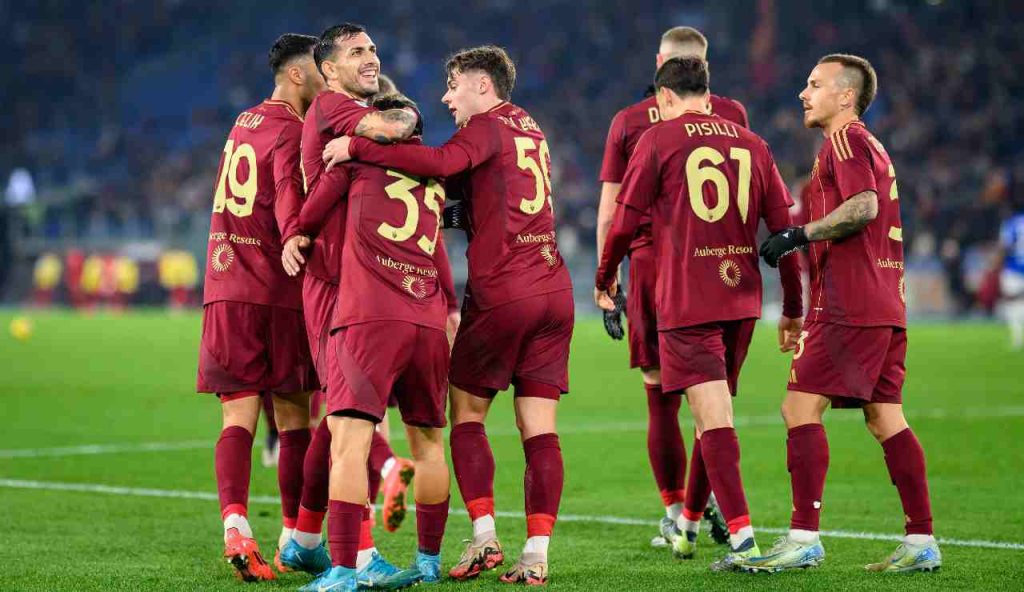 La Roma esulta dopo un gol