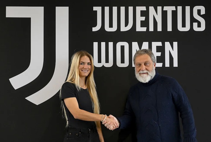 Abi Brighton dopo la firma del contratto (juventus.com FOTO)