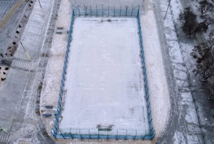 Campo da calcio ricoperto da neve e ghiaccio (Depositphotos)