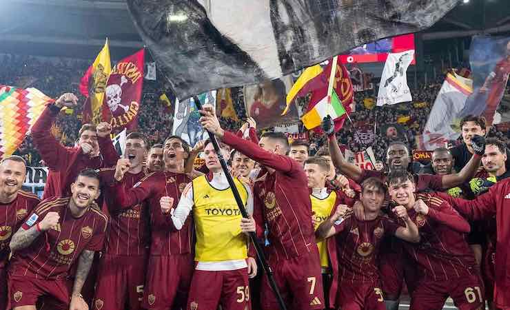 I giallorossi festeggiano la vittoria nel derby Roma-Lazio (fonte: AS Roma foto) -www.goalist.it