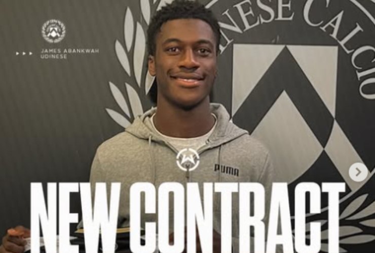 James Abankwah il giorno della firma del contratto (Profilo Instagram james.abankwah)