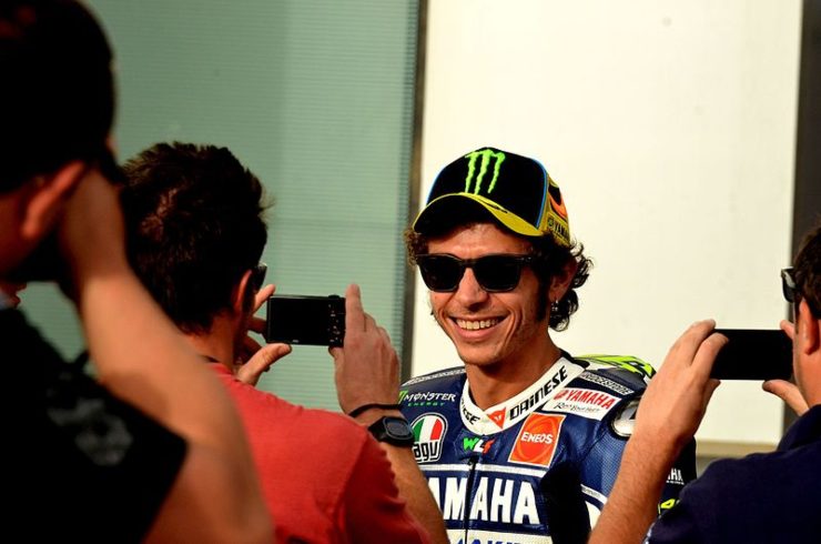 Valentino Rossi con i fan nel 2013 (Wikipedia Gazanfarulla Khan)